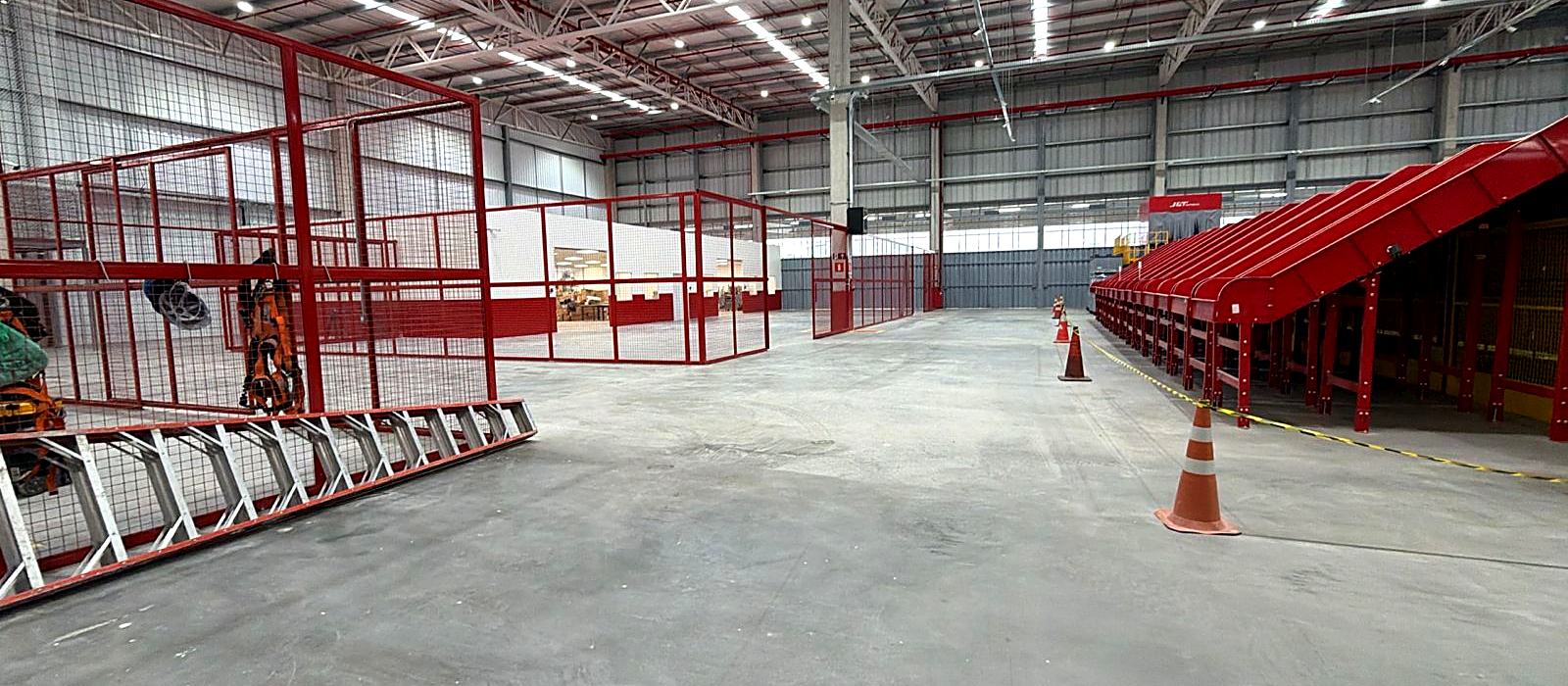 Galpão industrial limpo e organizado após serviço de limpeza da Hello