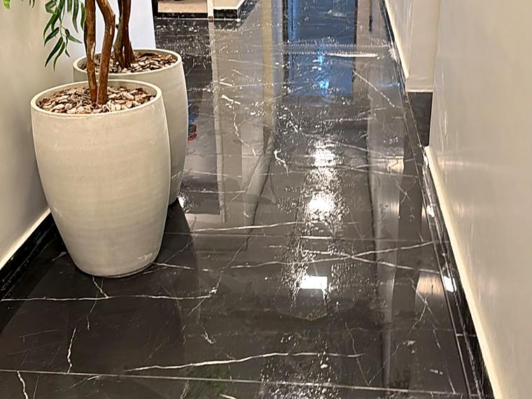 Corredor com piso de mármore polido após limpeza fina pós-obra